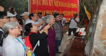 церемония установления памятника в честь газеты освобождение