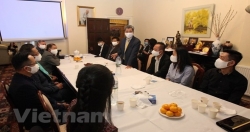 Государственный комитет по делам вьетнамцев, проживающих за границей, подарил маски вьетнамской диаспоре в Великобритании