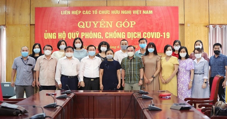 Многие членские организации и партнёры Вьетнамского союза обществ дружбы (ВСОД) делают пожертвования в Фонд вакцин против COVID-19