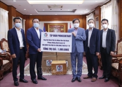 Корпорация «Фонгсубтхаву» (Лаос) пожертвовала денежные средства и медицинские средства во вьетнамский Фонд профилактики и борьбы с COVID-19