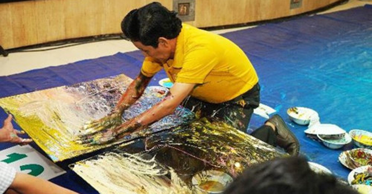 Вьетнамский художник установил мировой рекорд по рисованию на обратной стороне закаленного стекла
