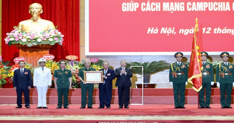 Вьетнамские специалисты, оказавшие помощь камбоджийской революции,  получили орден «Золотая звезда»
