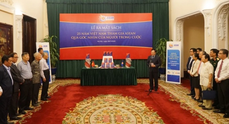 Выпуск книги «25-летие вступления Вьетнама в АСЕАН глазами вьетнамских руководителей»