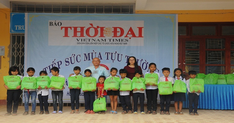 Представители газеты "Вьетнам Таймс" вручили подарки бедным ученикам провинции Тхыатхиен-Хюэ