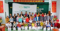 Организация PeaceTrees Vietnam вручила стипендии бедным ученикам провинции Куангчи