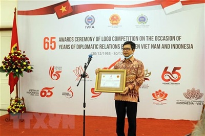 Состоялась церемония награждения победителей конкурса дизайна логотипа по случаю  65-летия установления дипломатических отношений между Вьетнамом и Индонезией.