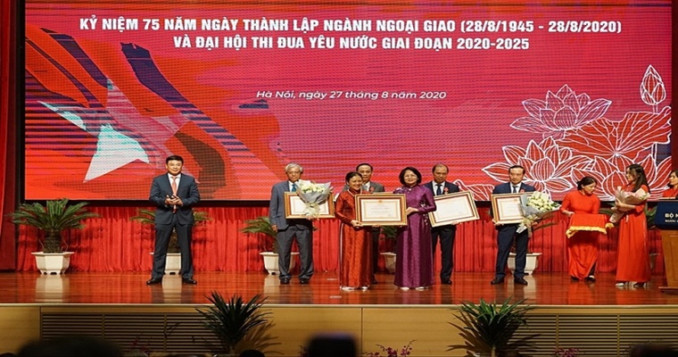 Председатель СОДВ Нгуен Фыонг Нга была награждена медалью труда третьей степени за вклад в дипломатическую службу