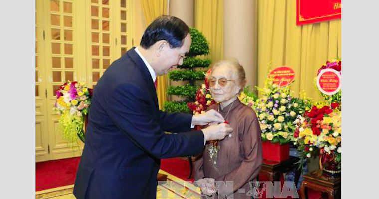Вручен знак «70 лет членства в КПВ» бывшему вице-президенту СРВ Нгуен Тхи Бинь