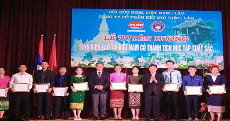 15 лучших лаосских студентов получили стипендии от Общества вьетнамо-лаосской дружбы