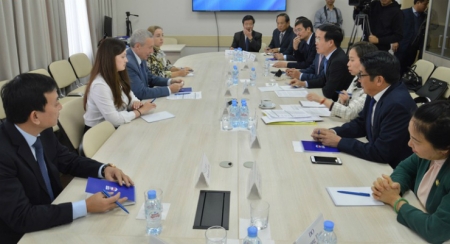 Товарищ Во Ван Тхыонг работает с руководителями политических партий в России