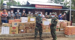 Пограничный пункт Нгеан вручил подарки вооруженным силам и жителям  програничной зоны провинции Хуафан (Лаос)