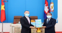 Комитет по иностранным делам КПВ  передал в дар Камбодже 30 000 масок