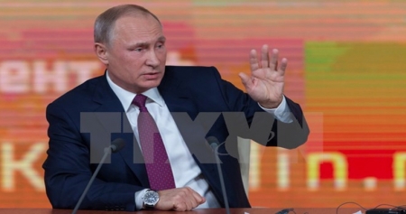 Президент РФ Владимир Путин призвал усилить контроль за иностранными СМИ