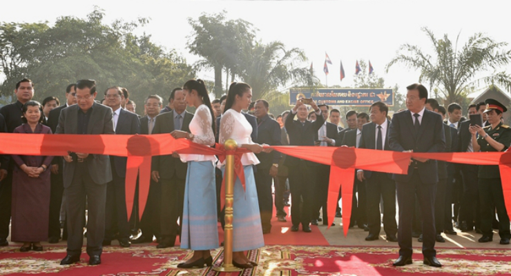 Вьетнам передал в подарок Камбодже образцовый пограничный рынок
