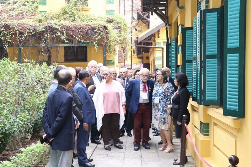 Международная делегация посетила Мавзолей Хо Ши Мина по случаю 50-летия со дня подписания Парижского соглашения.