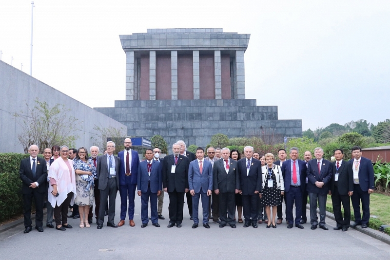 Международная делегация посетила Мавзолей Хо Ши Мина по случаю 50-летия со дня подписания Парижского соглашения.