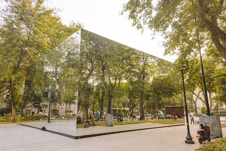 Уникальный гигантский 3D-зеркальный дом в Ханое