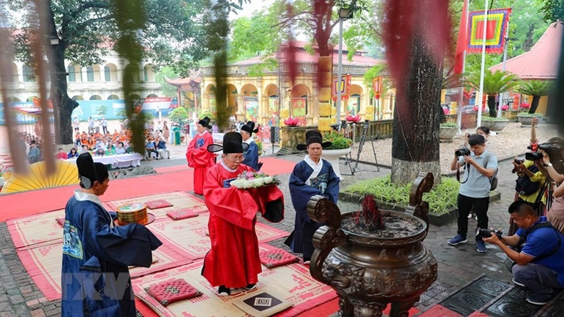 Открытие для себя праздника Доангнго в древней императорской цитадели Тханглонг