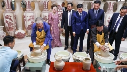 Президент Вьетнама и президент Казахстана попробовали свои силы в изготовлении керамики Чудау