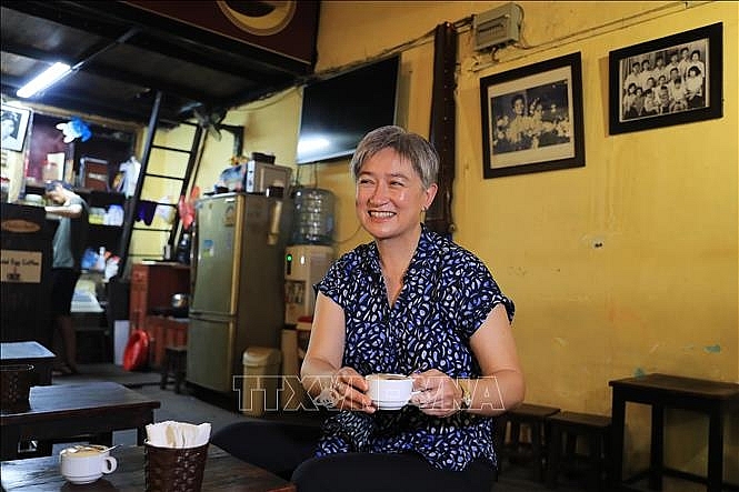 Министр иностранных дел Австралии прогуляла вокруг озера Хоанкием и попробовала ханойский яичный кофе