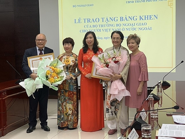 Награждение зарубежных вьетнамцев за выдающийся вклад в развитие Дананга