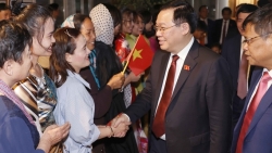 Председатель Национального собрания Выонг Динь Хюэ посетил Посольство СРВ в Иране и встретился с представителями вьетнамской общины