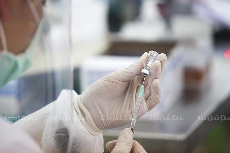 Таиланд продолжает массовую вакцинацию иностранцев