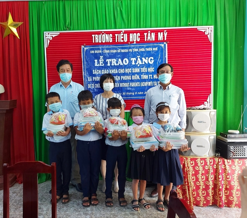 Вручение учебников и масок 106 нуждающимся ученикам из провинции Тхыатхиен-Хюэ