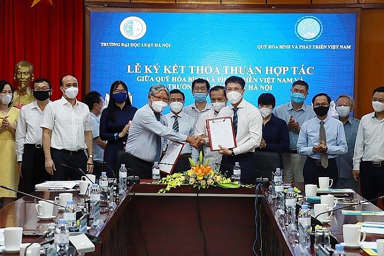 Фонд мира и развития Вьетнама и Ханойский юридический университет сотрудничают в области подготовки кадров