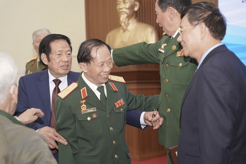 Церемония вручения премии «Исторические памятные вещи»: Трогательные моменты Вьетнамско- лаосской дружбы.