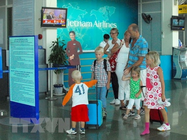 Российские туристы прибывают в аэропорт Фукуока. (Фото: Тхань Ву/ВИА)