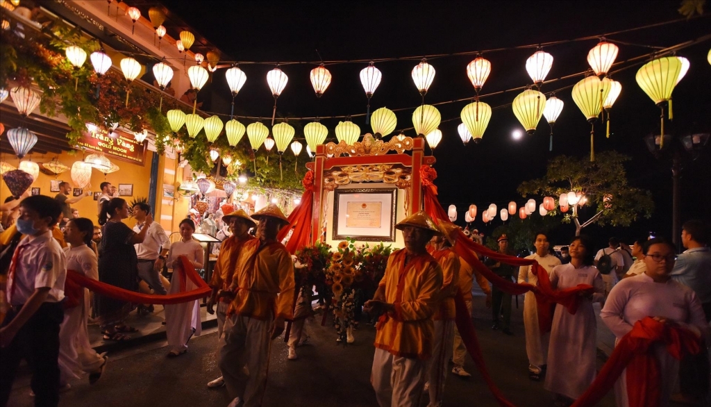 Жители Хойана с радостью участвовали в процессии по признанию национального культурного наследия в День середины осени в Хойане. Фото: Тхань Хоа 