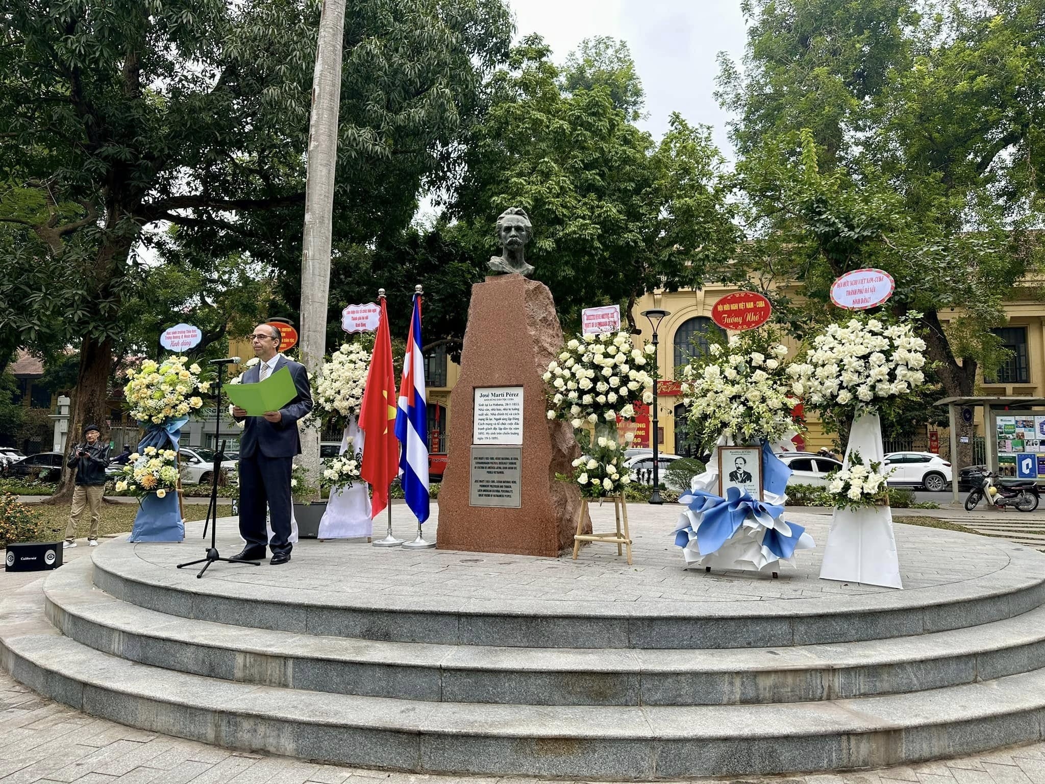 На церемонии выступил посол Кубы во Вьетнаме Рохелио Поланко Фуэнтес. (Фото: HAUFO)