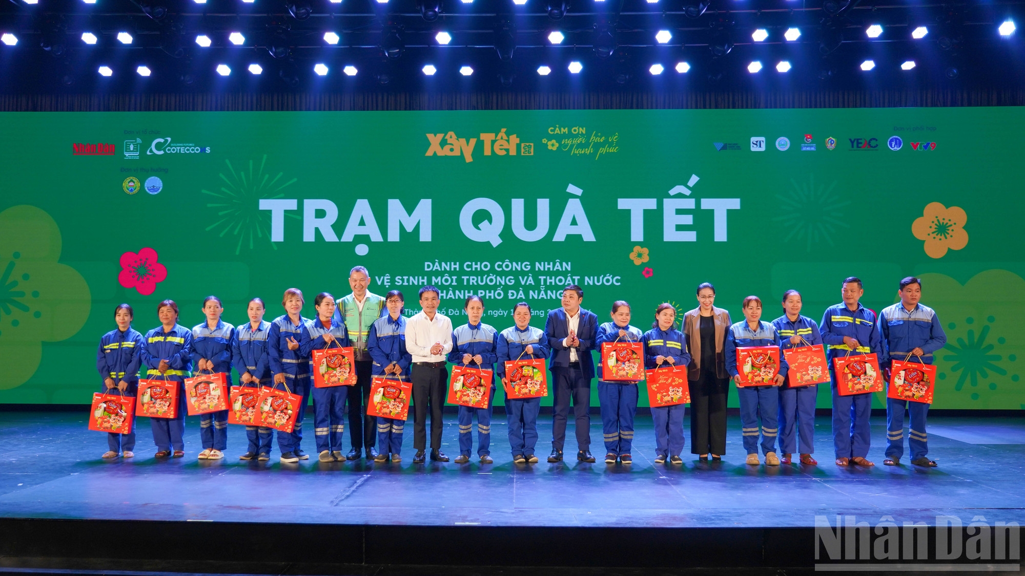 Представители организационного комитета, спонсоров и руководители различных уровней вручили подарки участникам программы.