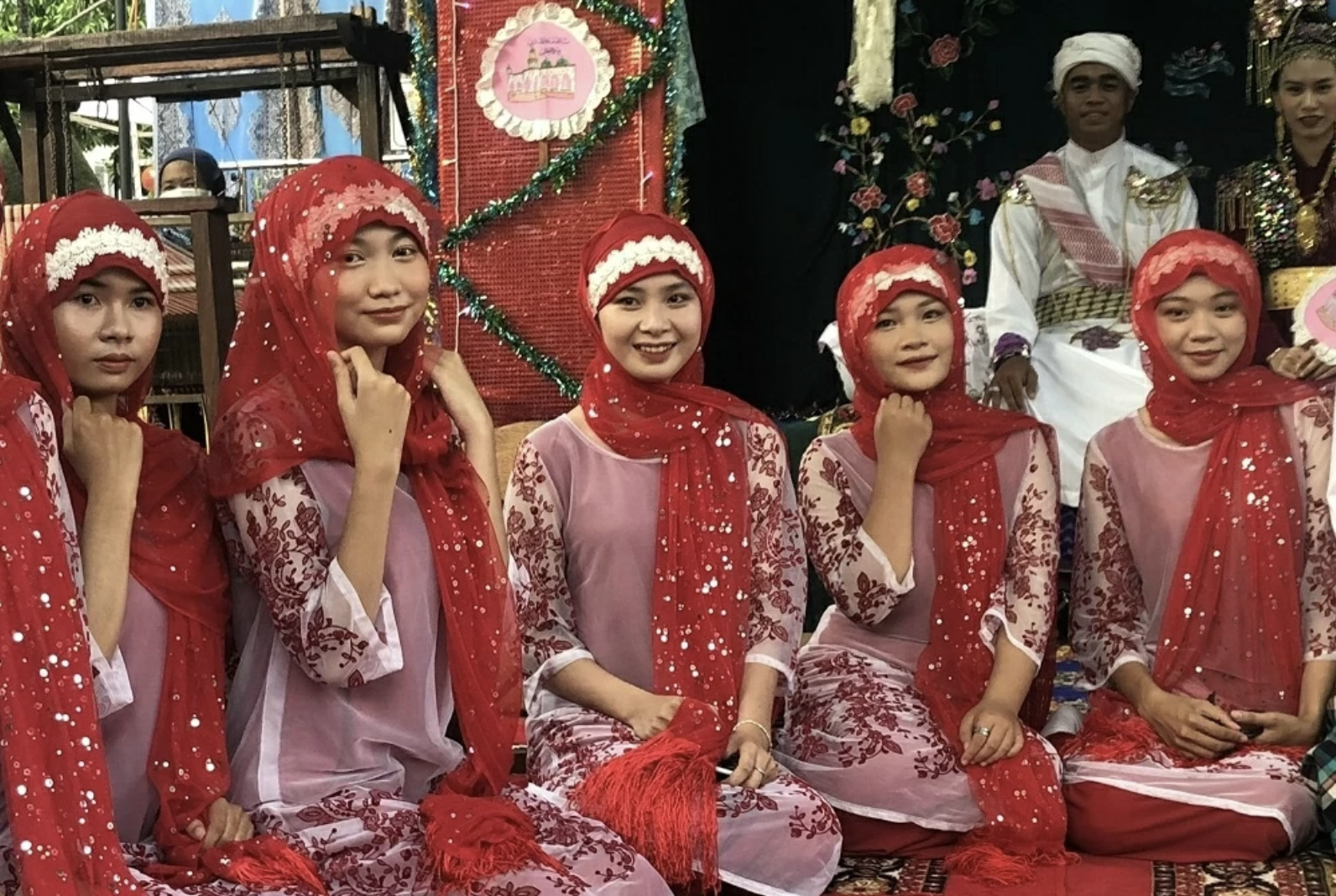 Девушки народности чам в традиционных свадебных костюмах в провинции Анзянг.