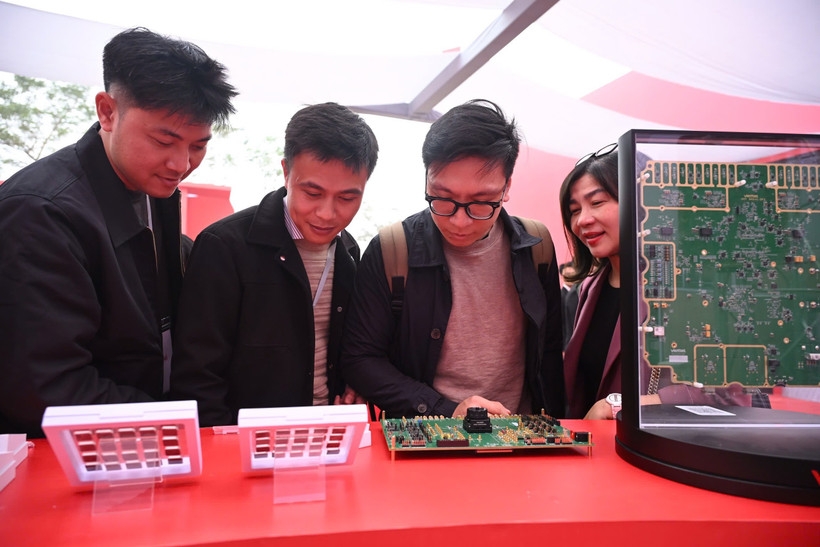 Демонстрация микрочипов на церемонии начала строительства первого во Вьетнаме высокотехнологичного завода по производству полупроводниковых чипов, инвестированного компанией Viettel. (Фото: TRẦN HẢI)