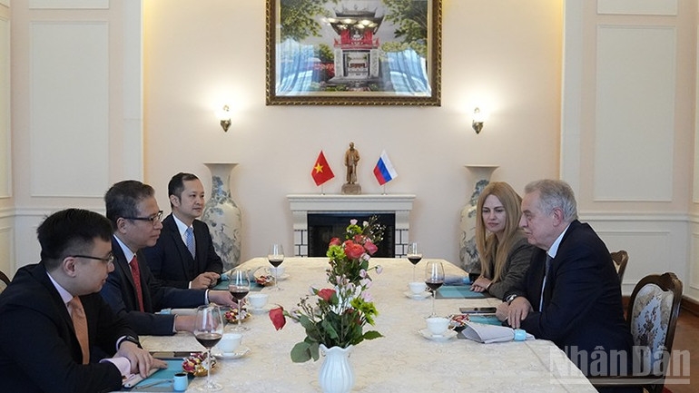 Стороны обсуждают ряд мероприятий по укреплению сотрудничества в предстоящий период. (Фото: Суан Хынг)