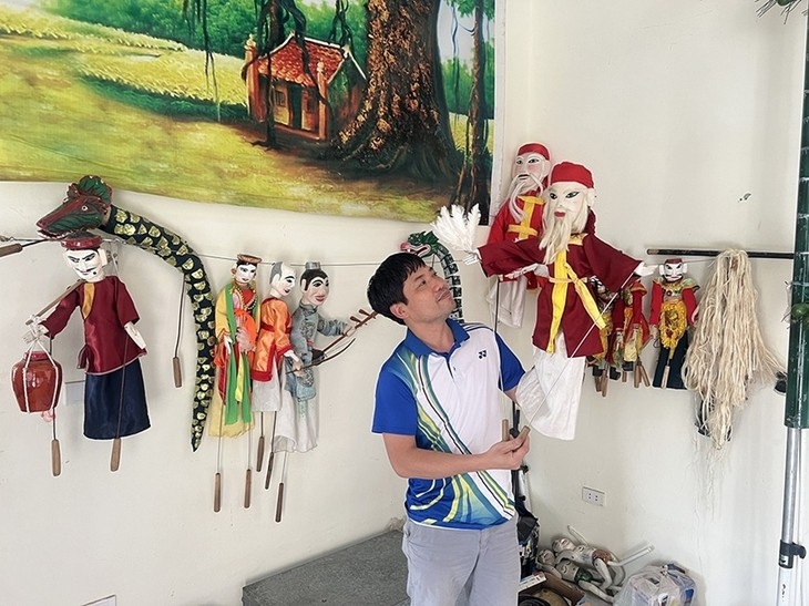 Заслуженный артист Фам Конг Банг, руководитель труппы театра кукол на суше Тетиеу. Фото: qdnd.vn Заслуженный артист Фам Конг Банг, руководитель труппы театра кукол на суше Тетиеу. Фото: qdnd.vn