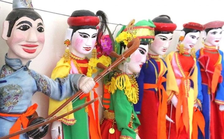 Мастера труппы Тетиеу одновременно изготавливают кукол и сами выступают на сцене. (Фото: qdnd.vn) Мастера труппы Тетиеу одновременно изготавливают кукол и сами выступают на сцене. (Фото: qdnd.vn)