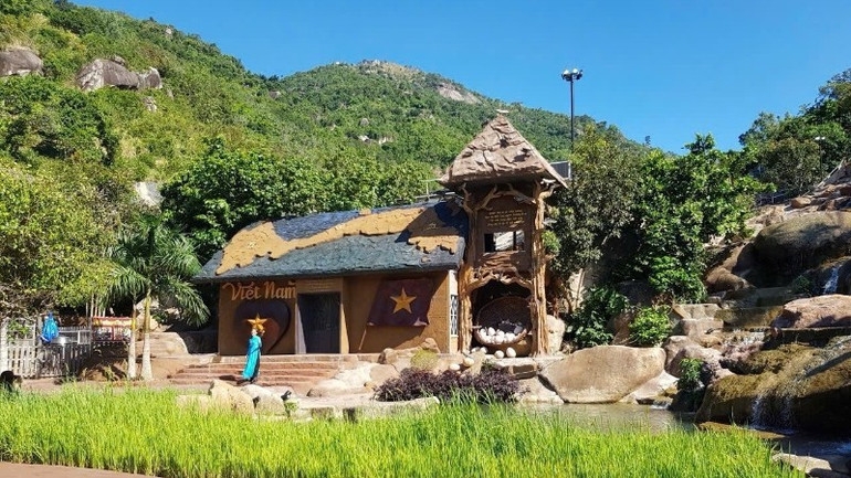 Каменные инсталляции и природный ландшафт, ставшие основой художественной концепции. Каменные инсталляции и природный ландшафт, ставшие основой художественной концепции.