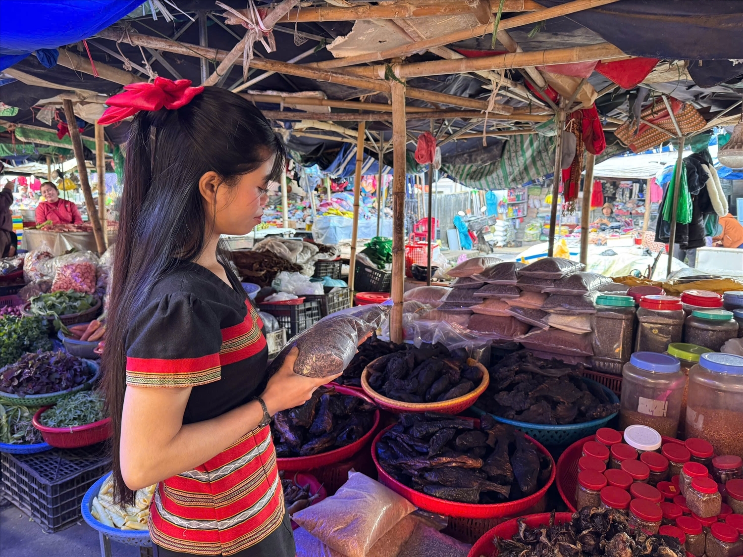 Женщины народа Па Ко отбирают рис для приготовления традиционного блюда.