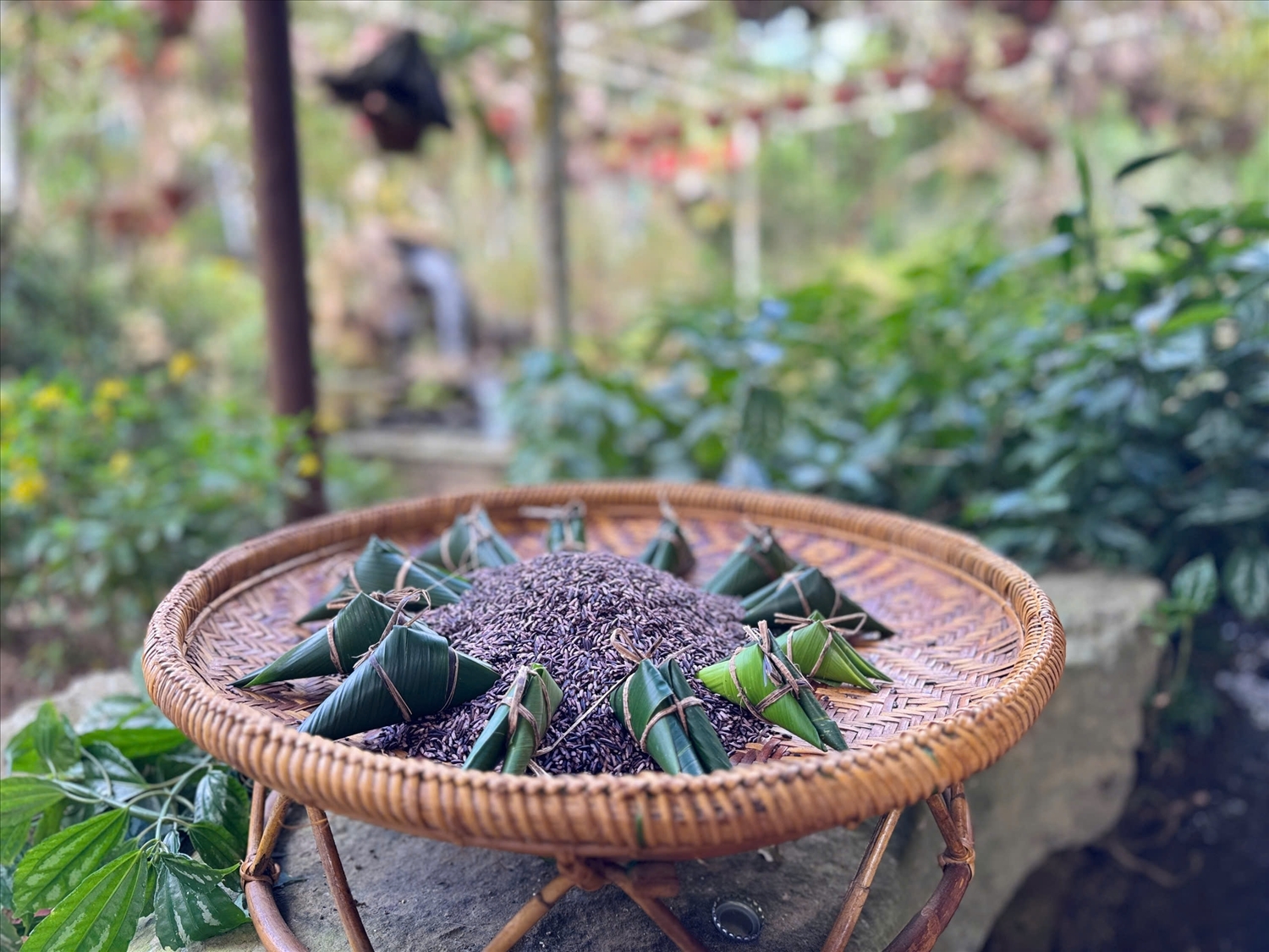 Пирог Акуат в форме рога буйвола, приготовленный из чёрного клейкого риса.