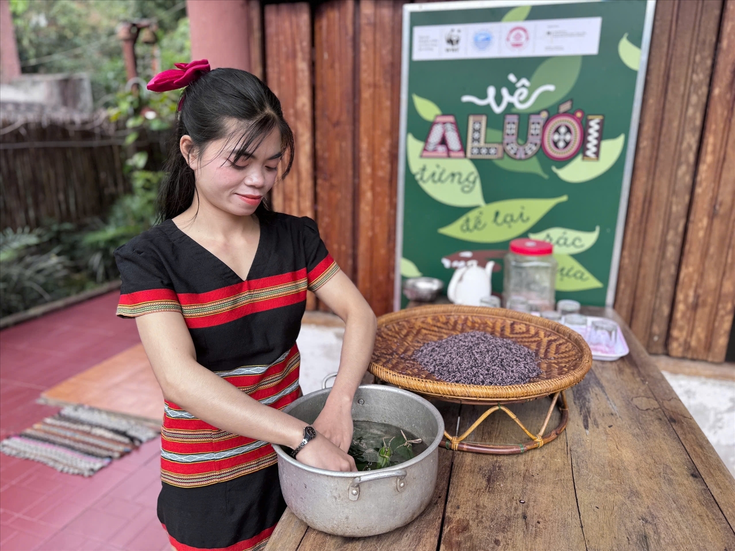 Процесс заворачивания Акуат в листья растения дот.