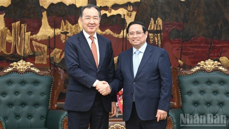 Премьер-министр Правительства Фам Минь Тинь и председатель Коллегии Евразийской экономической комиссии Бакытжан Сагинтаев. (Фото: Чан Хай)