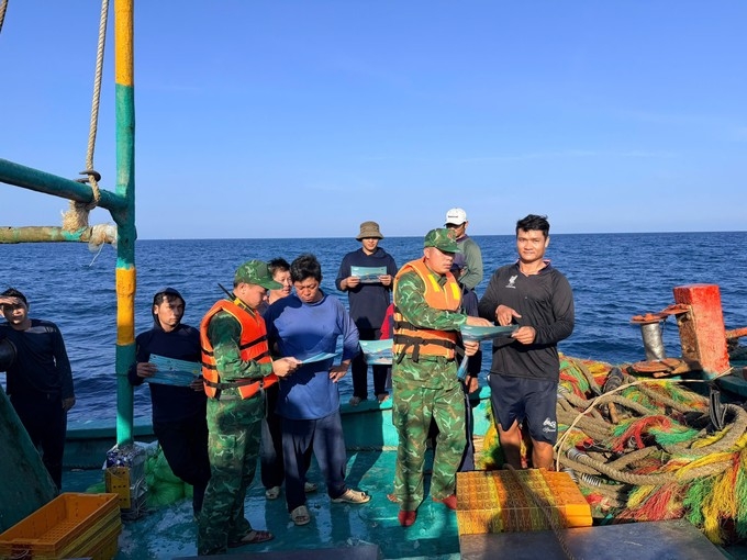 Рабочая группа подразделения I/26 18-й пограничной морской эскадры разъясняет рыбакам Кондао основные правила борьбы с ННН-промыслом. Рабочая группа подразделения I/26 18-й пограничной морской эскадры разъясняет рыбакам Кондао основные правила борьбы с ННН-промыслом.