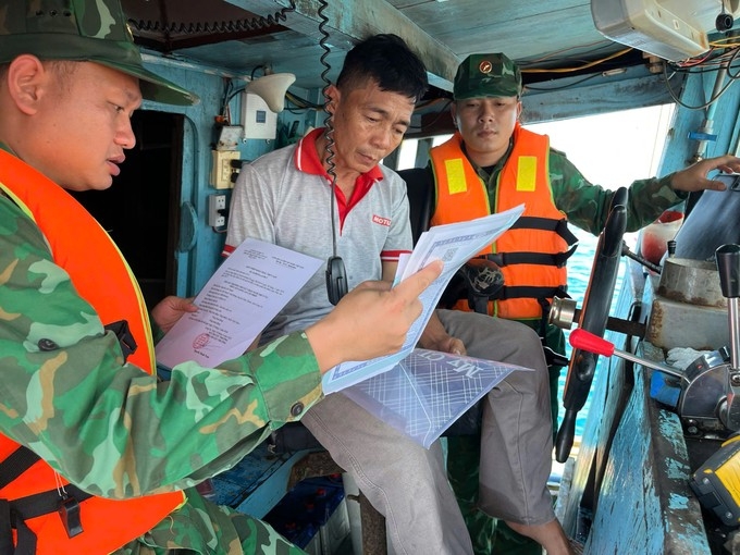 Рабочая группа проверяет документы и журнал маршрута на рыболовном судне, находящемся в море. Рабочая группа проверяет документы и журнал маршрута на рыболовном судне, находящемся в море.