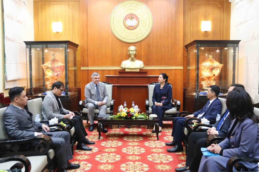 Заместитель председателя и генеральный секретарь Центрального комитета Отечественного фронта Вьетнама Ха Тхи Нга принимает заместителя председателя Комитета по внешним связям Санкт-Петербурга В. Г. Калганова.