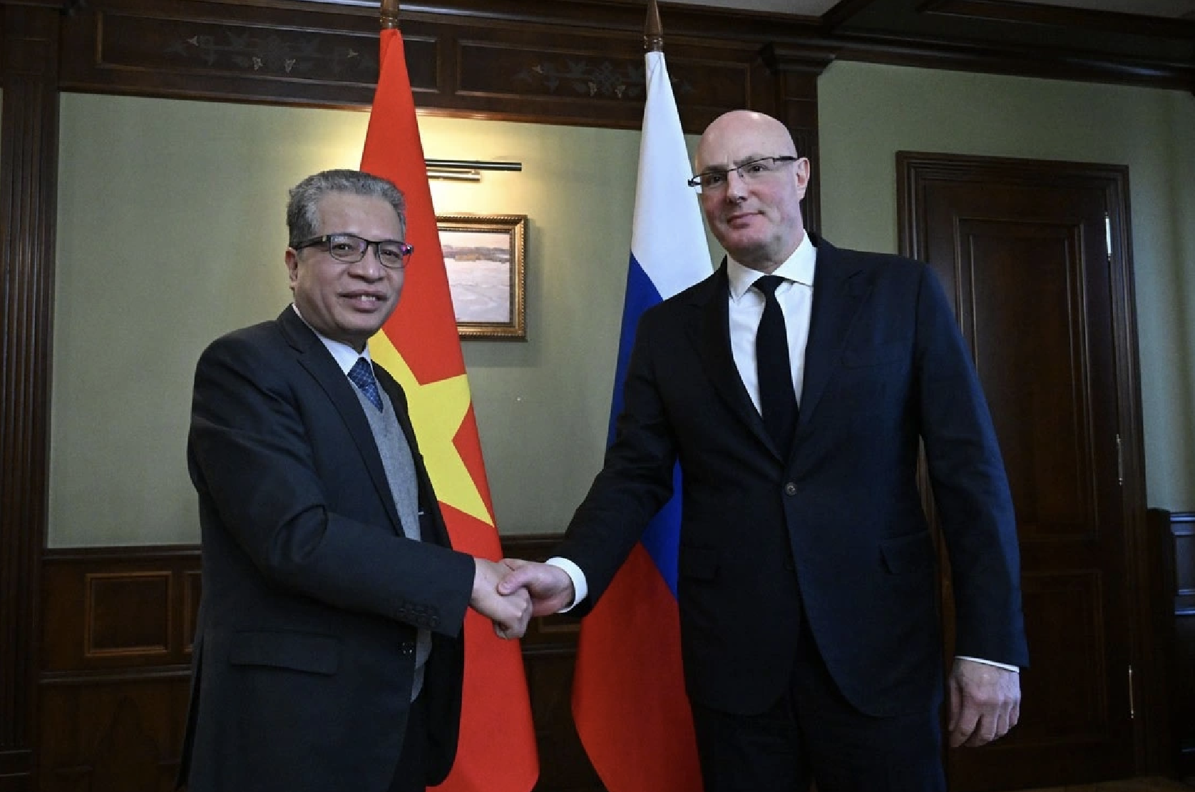 Посол Вьетнама в Российской Федерации Данг Минь Кхой и заместитель председателя правительства России Дмитрий Чернышенко.