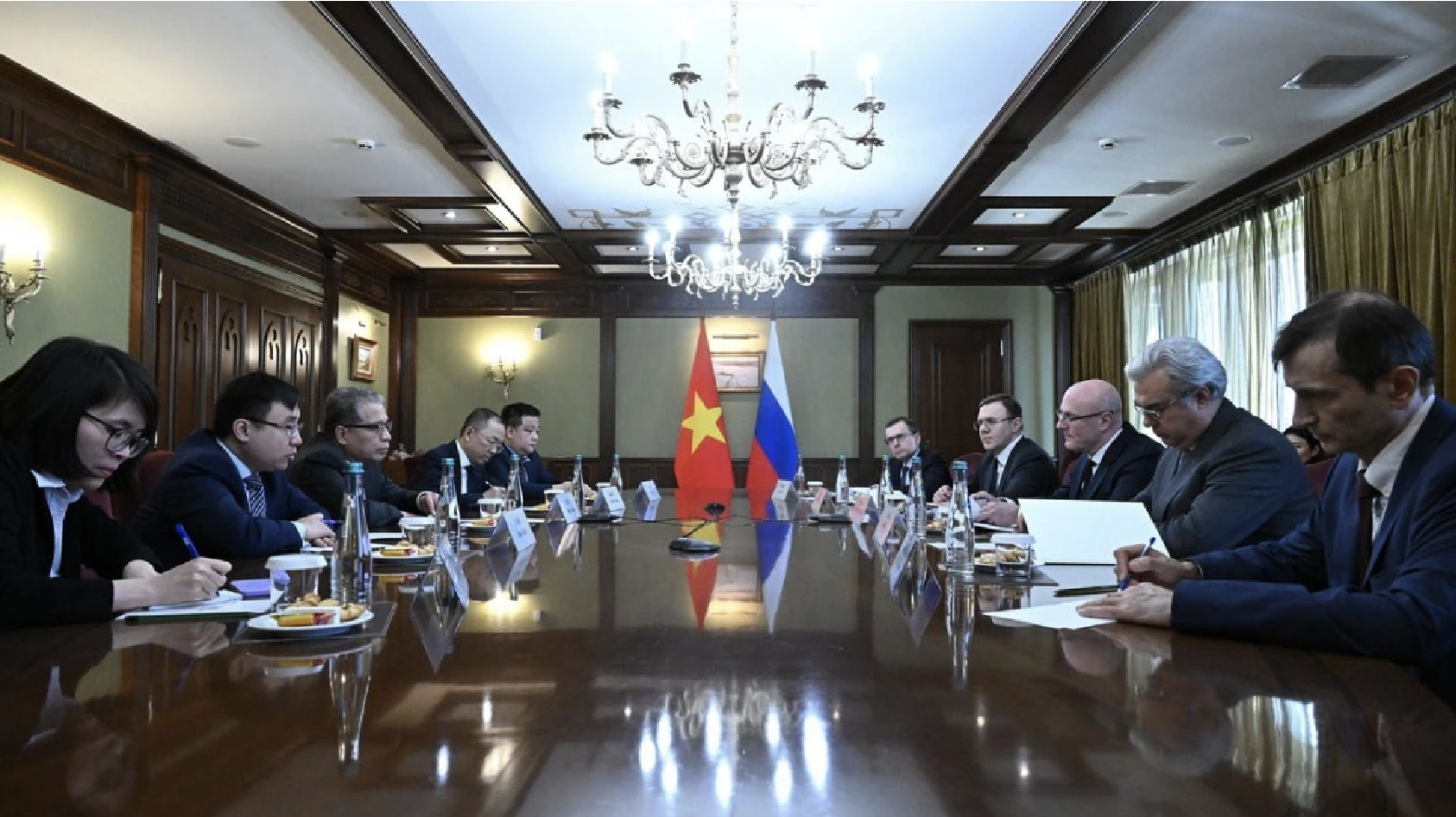 Стороны обсудили меры по углублению всеобъемлющего стратегического партнёрства между Вьетнамом и Россией.