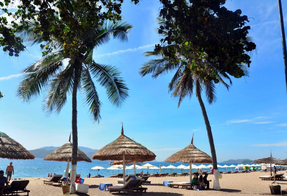 Побережье Нячанга привлекает туристов со всего мира. Побережье Нячанга привлекает туристов со всего мира.